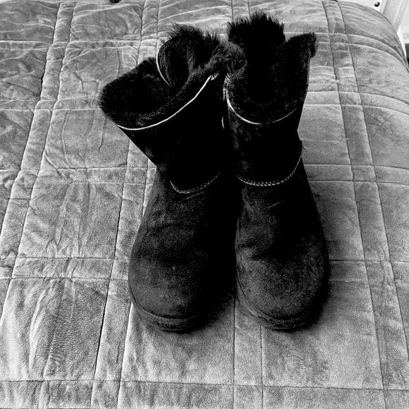 Genuine Uggs size 9 (W) - good lightly used condition, cute bows on back. - Picture 4 of 5